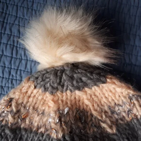 Hand knitted hat - Picture 2 of 4